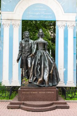 Moskova, Rusya - 13 Haziran 2017. Rus şair Alexander Puşkin ve eşi Natalia Goncharova 'nın Moskova' daki Arbat Caddesi 'ndeki bronz heykeli. Anıt 1999 yılından kalma.. 