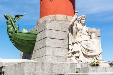 Saint Petersburg, Rusya - 15 Haziran 2017. Saint Petersburg 'daki Vasilyevsky Adası' ndaki Strelka bölgesinin kuzey Rostral kolunun merkezi. Oturan mermer figür Volga Nehri 'ni temsil ediyor. Bronz bir gemi pruvası da görünüyor..