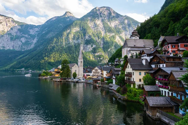 Hallstatt, Avusturya - 9 Temmuz 2016. Hallstatter kıyısındaki Hallstatt kasabası manzarası Avusturya 'da göle bakın, Christuskirche kilisesi, konut binaları ve ticari mülkler.