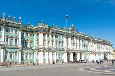 Saint Petersburg, Rusya - 15 Haziran 2017. Şu anda Devlet Hermitage Müzesi 'ne ve Dvortsovaya Pl' ye (Saray Meydanı) ev sahipliği yapan Winter Palace binasının dış görünüşü.
