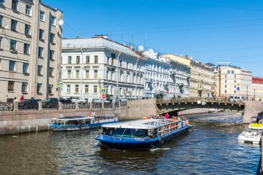 Saint Petersburg, Rusya - 15 Haziran 2017. Moyka Nehri manzarası ve Saint Petersburg seti, tarihi binalar, ticari mülkler, tekneler, arabalar ve insanlarla. 