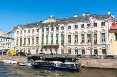 Saint Petersburg, Rusya - 15 Haziran 2017. Saint Petersburg 'daki Moyka Nehri seti üzerindeki müsrif Stroganov Sarayı' nın dış manzarası. Saray Bartolomeo Rastrelli 'nin 17531754 yılında Baron Sergei Grigoriyevich Stroganov için tasarladığı tasarımlar üzerine inşa edilmiştir. Yapısı...