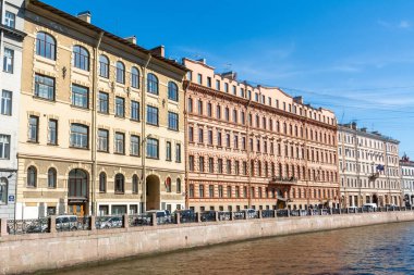 Saint Petersburg, Rusya - 15 Haziran 2017. Moyka Nehri manzarası ve Saint Petersburg seti, tarihi binalar, ticari mülkler ve insanlar. 