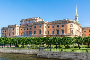Saint Petersburg, Rusya - 15 Haziran 2017. Saint Petersurg 'daki Saint Michael Kalesi' nin (Mikhailovsky Kalesi) kuzey cephesi. 1801 yılından kalma, Rus Müzesi 'nin binaları sergileniyor..