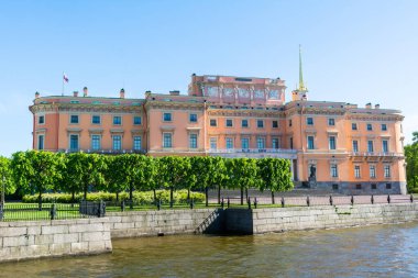 Saint Petersburg, Rusya - 15 Haziran 2017. Saint Petersurg 'daki Saint Michael Kalesi' nin (Mikhailovsky Kalesi) kuzey cephesi. 1801 yılından kalma, Rus Müzesi 'nin binaları sergileniyor..