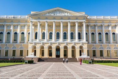 Saint Petersburg, Rusya - 15 Haziran 2017. Mikhailovsky Sarayı cephesi, Saint Petersburg 'da heykel ve insanlarla dolu büyük bir saray. 1825 tarihli bina şu anda Rus Müzesi 'nin ana binasına ev sahipliği yapmaktadır. Consi cephesi