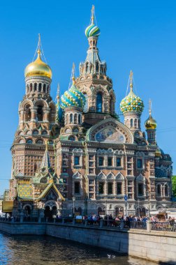 Saint Petersburg, Rusya - 15 Haziran 2017. St. Petersburg 'daki Griboyedov kanalından dökülen kan üzerine kurulu Kurtarıcı Kilisesi' nin dış görünüşü..