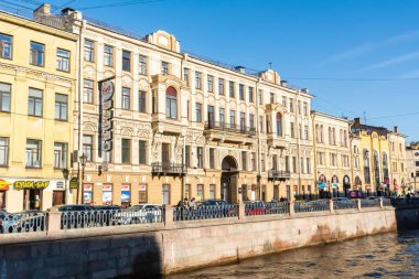 Saint Petersburg, Rusya - 15 Haziran 2017. Griboyedov kanalı ve Saint Petersburg seti tarihi binalar, ticari mülkler, tekneler, arabalar ve insanlarla dolu.. 