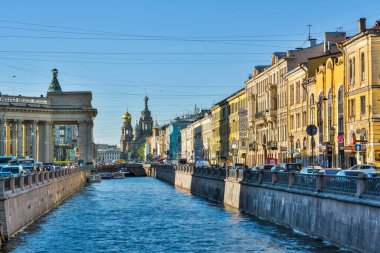 Saint Petersburg, Rusya - 15 Haziran 2017. Griboyedov kanalı ve Saint Petersburg seti tarihi binalar, ticari mülkler, tekneler, arabalar ve insanlarla dolu.. 
