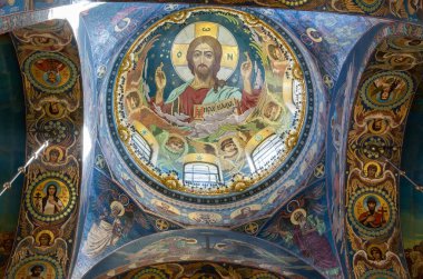 Saint Petersburg, Rusya - 17 Haziran 2017. Aziz Petersburg 'daki Kan Kurtarıcı Kilisesi' nin tavanında İsa Pantokrator mozaiği ve diğer dini mozaikler var. Yapı 1883 ve 1907 yılları arasında inşa edilmiştir..