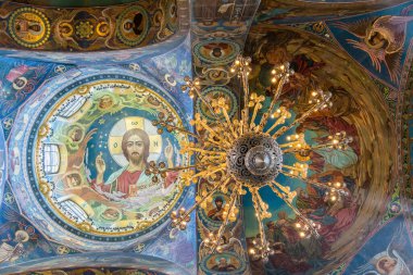 Saint Petersburg, Rusya - 17 Haziran 2017. Aziz Petersburg 'daki Kan Kurtarıcı Kilisesi' nin merkezi kubbesi altında dini mozaikler ve avizeyle İsa 'nın Pantokratörü mozaiği. Yapı 1883 ve 1907 yılları arasında inşa edilmiştir..