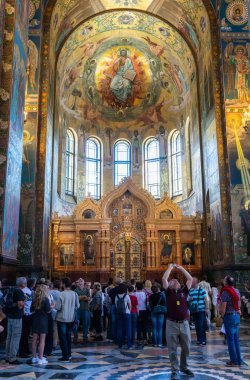  Saint Petersburg, Rusya - 17 Haziran 2017. Saint Petersburg 'daki Kan Kurtarıcı Kilisesi' nin iç görünüşü, ikonostaz, insanlar ve dini mozaiklerle. Yapı 1883 ve 1907 yılları arasında inşa edilmiştir..