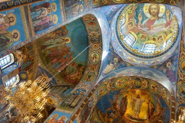 Saint Petersburg, Rusya - 17 Haziran 2017. Saint Petersburg 'daki Kan Kurtarıcı Kilisesi' nin iç görüntüsü, merkezi kubbenin altında İsa Pantokrateri mozaiği, diğer dini mozaikler, freskler ve avizeler. Yapı çok kesindi.