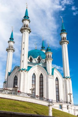 Kazan, Rusya - 23 Haziran 2017. Kazan 'daki Kul Şerif Camii' nin dış görünüşü. Kazan Kremlin 'de yer alan cami, 2005 yılında inşa edildi.. 