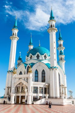Kazan, Rusya - 23 Haziran 2017. Kazan 'daki Kul Şerif Camii' nin dış görünüşü. Kazan Kremlin 'de yer alan cami 2005 yılında inşa edildi. Yazın insanlarla görünüm.