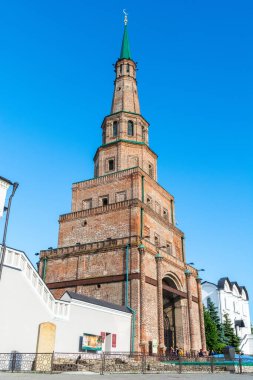 Kazan, Rusya - 23 Haziran 2017. Kazan 'daki 59 metre yüksekliğindeki Suyumbike Kulesi. Kazan Kremlin 'de yer alan kule tahminen 18. yüzyıldan kalma. Yazın insanlarla görünüm.