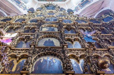 Kazan, Rusya - 24 Haziran 2017. Kazan 'daki SS Peter & Paul Katedrali' nin yüksek sunağı, dini tablolarla birlikte. 1723 ve 1726 yılları arasında Büyük Peter 'ın 1722 yılındaki ziyareti anısına inşa edilen Ortodoks Kilisesi..