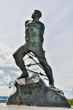 Kazan, Rusya - 24 Haziran 2017. Kazan 'daki Musa Dzhalil Anıtı. Dikenli telleri parçalayan bir adamın bronz heykeli kremlin 'in girişindedir ve 1944 yılında Berlins Moabit Cezaevi' nde Naziler tarafından idam edilen Tatar şairi onurlandırmak için dikilmiştir.. 