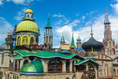 Kazan, Rusya - 25 Haziran 2017. Tüm Dinler Tapınağı 'nın dış görünüşü, Rusya' nın Kazan kentindeki Staroye Arakchino Mikro Bölgesi 'nde eşsiz bir mimari kompleks. Ortodoks kilisesi de dahil olmak üzere çeşitli dini mimarilerden oluşur., 