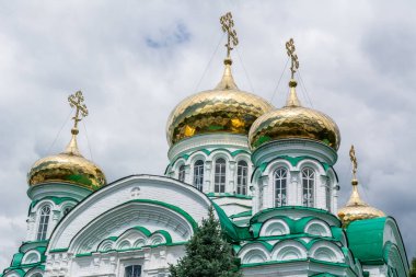 Raifa, Tataristan, Rusya - 25 Haziran 2017. Meryem Ana 'nın Raifa Manastırı' ndaki Kutsal Üçlü Katedrali 'nin soğan kubbeleri ve haçları. Manastır 1613 yılında kuruldu..