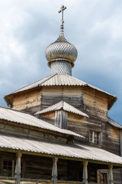 Sviyazhsk, Tataristan, Rusya - 25 Haziran 2017. Sviyazhsk 'taki Vaftizci Yahya Manastırı' nın ahşap Trinity Kilisesi 'nin soğan kubbesi. Arka planda fırtınalı bulutlar var. Bu kilise Ivan 'ın ordusu tarafından Sviya' ya prefabrik bina olarak getirildi.
