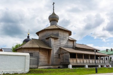 Sviyazhsk, Tataristan, Rusya - 25 Haziran 2017. Sviyazhsk 'taki Vaftizci Yahya Manastırı' nın ahşap Trinity Kilisesi 'nin dış görünüşü. Arka planda fırtınalı bulutlar var. Bu kilise Ivan 'ın ordusu tarafından Sv' ye prefabrik bina olarak getirildi.