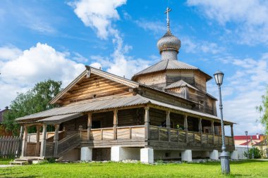 Sviyazhsk, Tataristan, Rusya - 25 Haziran 2017. Güneşli bir yaz gününde Sviyazhsk 'taki Vaftizci Yahya Manastırı' nın ahşap Trinity Kilisesi 'nin dış görünüşü. Bu kilise Ivan 'ın ordusu tarafından Sviyazhsk Fortres' e prefabrik bir bina olarak getirildi.