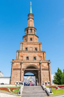 Kazan, Rusya - 27 Haziran 2017. Kazan 'daki 59 metre yüksekliğindeki Syuyumbike Kulesi. Kazan Kremlin 'de yer alan kule tahminen 18. yüzyıldan kalma. Yazın insanlarla görünüm.