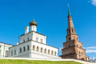 Kazan, Rusya - 27 Haziran 2017. Kazan 'daki Syuyumbike Kulesi' ne ve Kazan Kremlin Kilisesi 'ne yaslanmış. Fırtınalı bir yaz gününde insanlarla manzarayı izle.