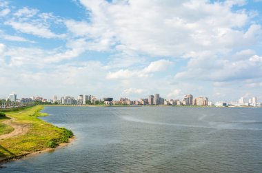 Kazan, Rusya - 27 Haziran 2017. Kazan 'daki Kazan Düğün Sarayı' na doğru Kazanka nehri manzarası.