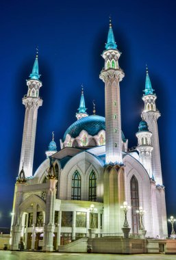 Kazan, Rusya - 27 Haziran 2017. Geceleri Kazan 'daki Kul Şerif Camii' nin dış görünüşü. Kazan Kremlin 'de yer alan cami, 2005 yılında inşa edildi.. 