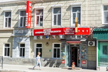 Kazan, Rusya - 28 Haziran 2017. Kazan 'daki Universitetskaya caddesindeki Sovyet Yaşam Tarzı Müzesi' ne giriş..