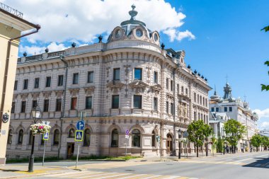 Kazan, Rusya - 29 Haziran 2017. Kazan 'da Kremlevskaya caddesinde Alexandrov Arcade binası. Bina 1880-1883 yılları arasında yapılmış. Yazın çevresindeki binalarla dış görünüş. 