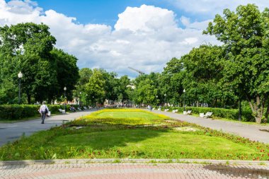 Moskova, Rusya - 1 Temmuz 2017. Moskova 'daki Bolotnaya Ploshchad Meydanı' ndaki Bahçeler, Mikhail Shemyakin 'in Yetişkin Kurbanlar Mağduru heykeline karşı. Yazın insanlarla görünüm.