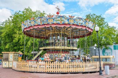 Moskova, Rusya - 3 Temmuz 2017. Moskova 'daki Gorky Park' ta bir lunapark atlıkarıncası.. 