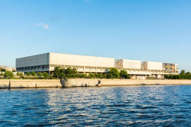 Moskova, Rusya - 3 Temmuz 2017. Moskova 'da Krymsky Val' deki yeni Tretyakov Galerisi. Yazın insanlarla dış görünüş. Bu şubede çağdaş sanat galerisi ve sosyalist gerçekçilik heykelleri koleksiyonu bulunuyor..