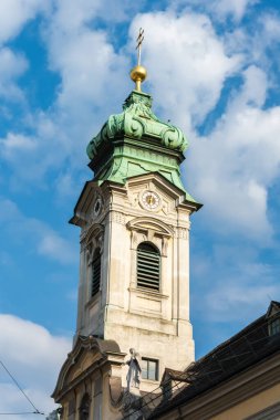 Viyana, Avusturya - 23 Mayıs 2017. Avusturya, Viyana 'daki Elisabethinen-Kirche Kulesi. Kilise 1743 'te mimar Franz Anton Pilgram tarafından 1741' de yakılan ahşap bir kilisenin yerine inşa edildi..