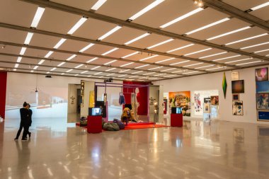 Viyana, Avusturya - 24 Mayıs 2017. Viyana 'daki Mumok Müzesi' nde bir sergi alanının iç manzarası..