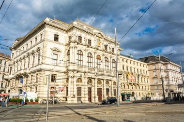 Viyana, Avusturya - 24 Mayıs 2017. Viyana 'daki Schwarzenbergplatz' daki Burgtheater im Kasino 'nun dış görünüşü, sokak trafiği ve insanlarla dolu. Bina 1869 yılından kalma.. 