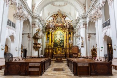 Linz, Avusturya - 25 Mayıs 2017. Avusturya 'nın Linz kentindeki Ursulinenkirche (Ursuline Kilisesi) yüksek sunağa doğru iç görünümü. Başmelek Michael 'a adanmış Ursuline Kilisesi 1736 ve 1772 yılları arasında yerel Ursulines için inşa edilmiştir..
