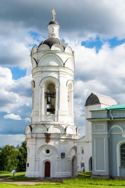 Moskova, Rusya - 6 Temmuz 2017. Moskova 'daki Kolomenskoe müzesinde Aziz George Kilisesi için Standalone çan kulesi. Kule 16. yüzyıldan kalma..
