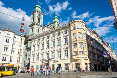 Linz, Avusturya - 25 Mayıs 2017. Linz 'deki Hauptplatz Meydanı' ndaki sokak manzarası Alter Dom 'a doğru..