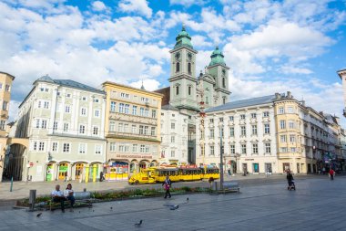 Linz, Avusturya - 25 Mayıs 2017. Linz 'deki Hauptplatz Meydanı' nın görüntüsü, Alter Dom 'a doğru, insanlarla.