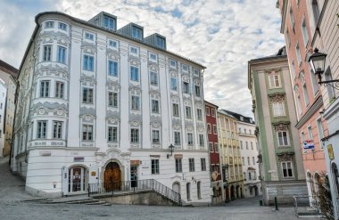 Linz, Avusturya - 25 Mayıs 2017. Linz 'deki Hofberg caddesinin manzarası..