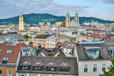 Linz, Avusturya - 25 Mayıs 2017. Alter Dom ve Stadtpfarrkirche kiliseleri ve tarihi binalarla Linz 'e bakın..