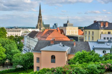 Linz, Avusturya - 25 Mayıs 2017. Yeni Katedral 'in çan kulesiyle, tarihi binalarla ve insanlarla Linz' e bakın..