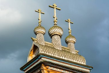 Moskova, Rusya - 6 Temmuz 2017. Moskova 'daki Kolomenskoe müze rezervindeki ahşap St. George Kilisesi' nin haçları ve soğan kubbeleri. Kilise 17. yüzyılda Yorga nehir kenarı tarafından inşa edildi ve 2008-2011 yılları arasında Kolomenskoe 'ye taşındı..
