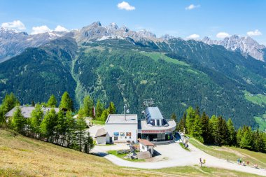 Neustift im Stubaital, Avusturya - 28 Mayıs 2017. Avusturya 'nın Tirol kentindeki Stubaital Vadisi' ndeki Panoramabahn Elfer teleferiğinin dağ istasyonu..