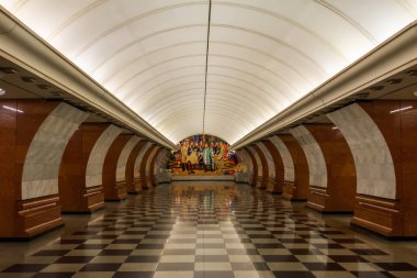 Moskova, Rusya - 8 Temmuz 2017. Moskova 'daki Park Pobedy metro istasyonu. 1812 savaşında Rusya 'nın zaferini tasvir eden diş minesi paneline doğru boş bir salonun görüntüsü. Zurab Tsereteli 'nin diş minesi 2003 yılından kalma.