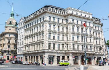 Viyana, Avusturya - 3 Haziran 2017. Viyana 'nın Schubertring caddesindeki tarihi bina, Türk bayrağı, ticari mülkleri, şehir trafiği ve halkı.